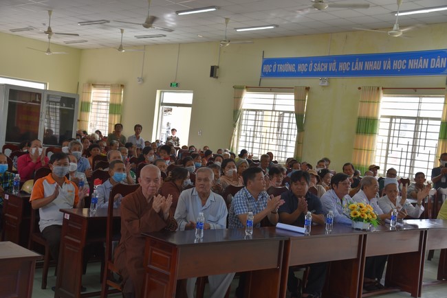 Khám bệnh, cấp thuốc, tặng quà cho đồng bào dân tộc, hộ gia đình có hoàn cảnh khó khăn ở Cần Thơ