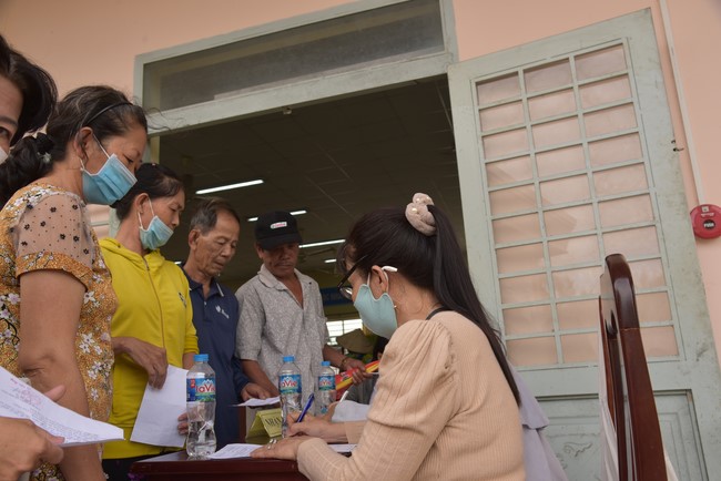 Khám bệnh, cấp thuốc, tặng quà cho đồng bào dân tộc, hộ gia đình có hoàn cảnh khó khăn ở Cần Thơ