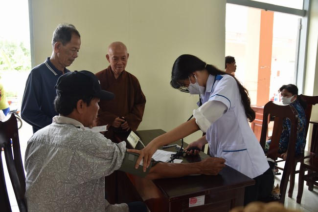 Khám bệnh, cấp thuốc, tặng quà cho đồng bào dân tộc, hộ gia đình có hoàn cảnh khó khăn ở Cần Thơ