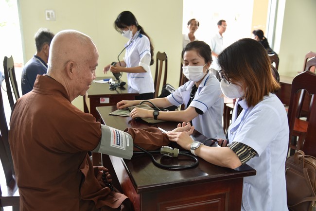 Khám bệnh, cấp thuốc, tặng quà cho đồng bào dân tộc, hộ gia đình có hoàn cảnh khó khăn ở Cần Thơ