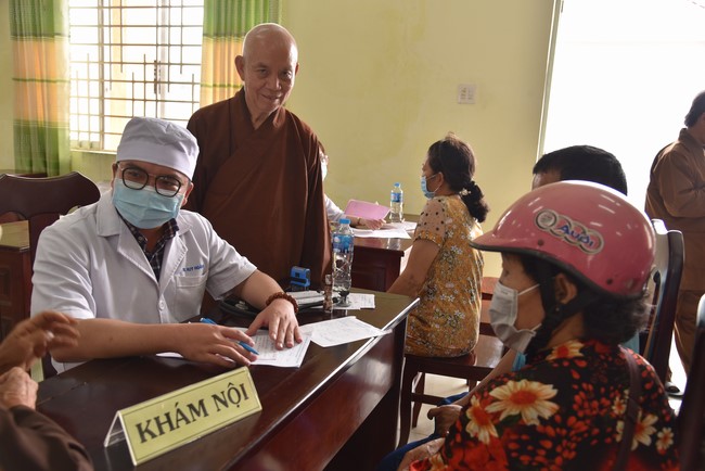 Khám bệnh, cấp thuốc, tặng quà cho đồng bào dân tộc, hộ gia đình có hoàn cảnh khó khăn ở Cần Thơ