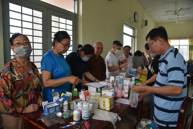 Khám bệnh, cấp thuốc, tặng quà cho đồng bào dân tộc, hộ gia đình có hoàn cảnh khó khăn ở Cần Thơ