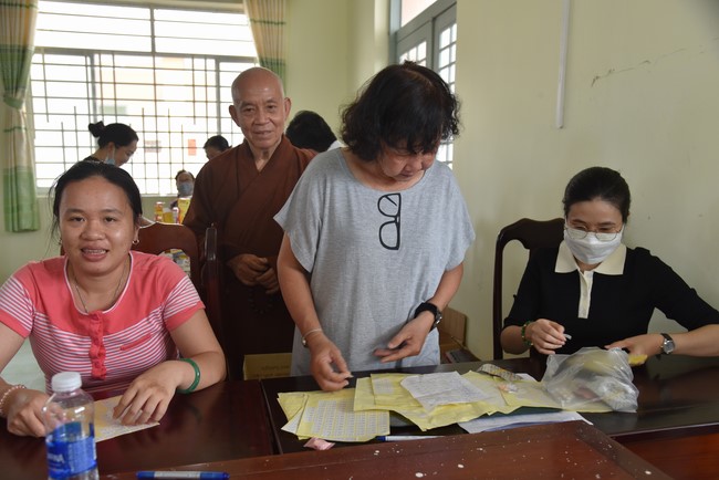 Khám bệnh, cấp thuốc, tặng quà cho đồng bào dân tộc, hộ gia đình có hoàn cảnh khó khăn ở Cần Thơ
