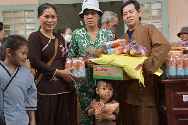 Khám bệnh, cấp thuốc, tặng quà cho đồng bào dân tộc, hộ gia đình có hoàn cảnh khó khăn ở Cần Thơ