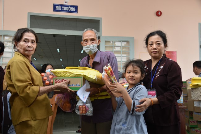 Khám bệnh, cấp thuốc, tặng quà cho đồng bào dân tộc, hộ gia đình có hoàn cảnh khó khăn ở Cần Thơ