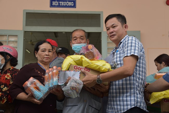 Khám bệnh, cấp thuốc, tặng quà cho đồng bào dân tộc, hộ gia đình có hoàn cảnh khó khăn ở Cần Thơ