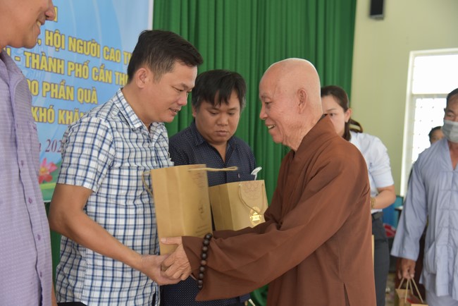 Khám bệnh, cấp thuốc, tặng quà cho đồng bào dân tộc, hộ gia đình có hoàn cảnh khó khăn ở Cần Thơ