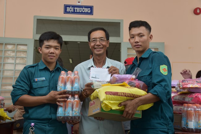 Khám bệnh, cấp thuốc, tặng quà cho đồng bào dân tộc, hộ gia đình có hoàn cảnh khó khăn ở Cần Thơ