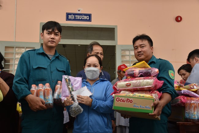 Khám bệnh, cấp thuốc, tặng quà cho đồng bào dân tộc, hộ gia đình có hoàn cảnh khó khăn ở Cần Thơ