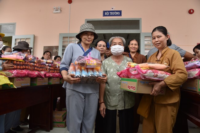 Khám bệnh, cấp thuốc, tặng quà cho đồng bào dân tộc, hộ gia đình có hoàn cảnh khó khăn ở Cần Thơ