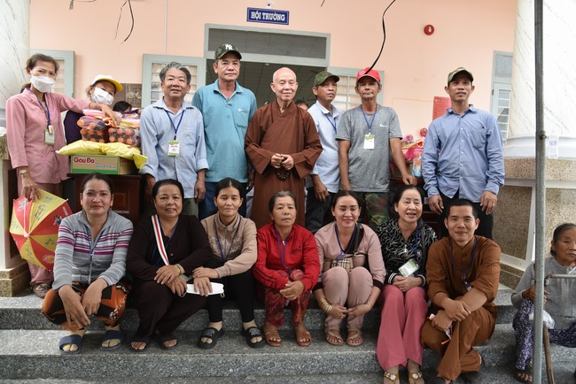 Khám bệnh, cấp thuốc, tặng quà cho đồng bào dân tộc, hộ gia đình có hoàn cảnh khó khăn ở Cần Thơ