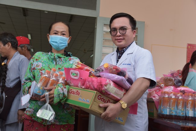 Khám bệnh, cấp thuốc, tặng quà cho đồng bào dân tộc, hộ gia đình có hoàn cảnh khó khăn ở Cần Thơ