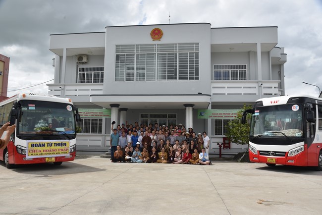 Khám bệnh, cấp thuốc, tặng quà cho đồng bào dân tộc, hộ gia đình có hoàn cảnh khó khăn ở Cần Thơ