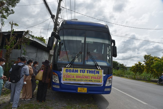 Khám bệnh, cấp thuốc, tặng quà cho đồng bào dân tộc, hộ gia đình có hoàn cảnh khó khăn ở Cần Thơ