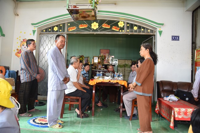 Khám bệnh, cấp thuốc, tặng quà cho đồng bào dân tộc, hộ gia đình có hoàn cảnh khó khăn ở Cần Thơ