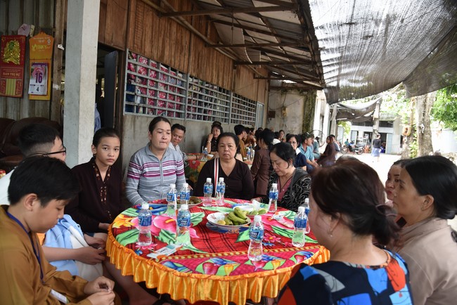 Khám bệnh, cấp thuốc, tặng quà cho đồng bào dân tộc, hộ gia đình có hoàn cảnh khó khăn ở Cần Thơ