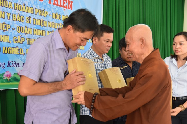 Khám bệnh, cấp thuốc, tặng quà cho đồng bào dân tộc, hộ gia đình có hoàn cảnh khó khăn ở Cần Thơ