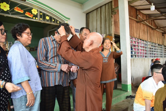 Khám bệnh, cấp thuốc, tặng quà cho đồng bào dân tộc, hộ gia đình có hoàn cảnh khó khăn ở Cần Thơ