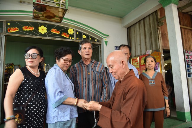 Khám bệnh, cấp thuốc, tặng quà cho đồng bào dân tộc, hộ gia đình có hoàn cảnh khó khăn ở Cần Thơ