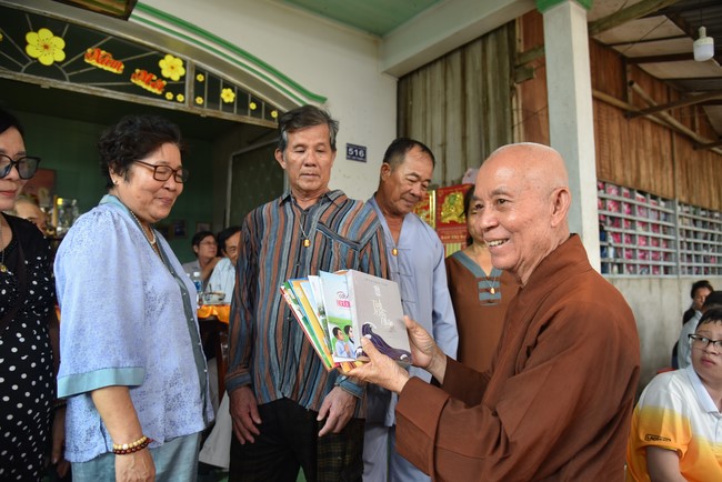 Khám bệnh, cấp thuốc, tặng quà cho đồng bào dân tộc, hộ gia đình có hoàn cảnh khó khăn ở Cần Thơ