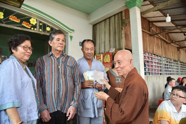 Khám bệnh, cấp thuốc, tặng quà cho đồng bào dân tộc, hộ gia đình có hoàn cảnh khó khăn ở Cần Thơ