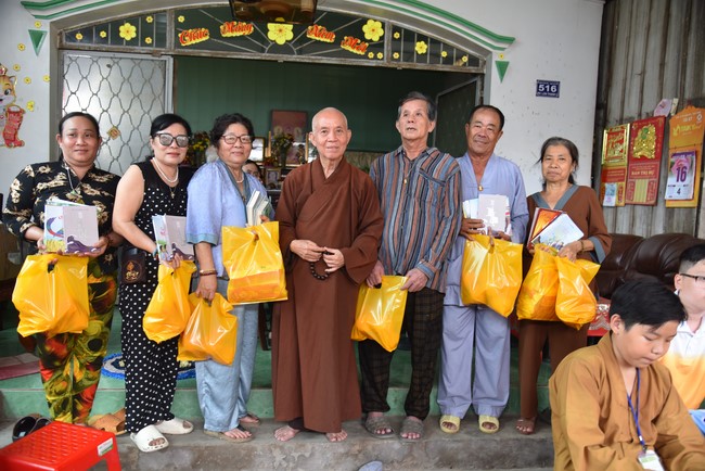 Khám bệnh, cấp thuốc, tặng quà cho đồng bào dân tộc, hộ gia đình có hoàn cảnh khó khăn ở Cần Thơ