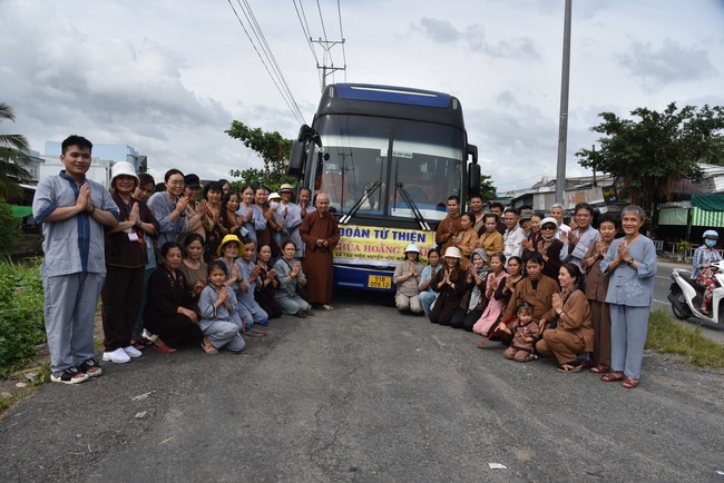Khám bệnh, cấp thuốc, tặng quà cho đồng bào dân tộc, hộ gia đình có hoàn cảnh khó khăn ở Cần Thơ