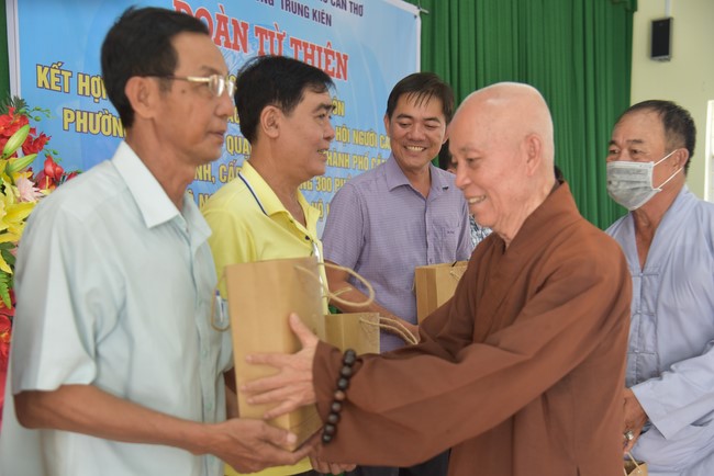 Khám bệnh, cấp thuốc, tặng quà cho đồng bào dân tộc, hộ gia đình có hoàn cảnh khó khăn ở Cần Thơ