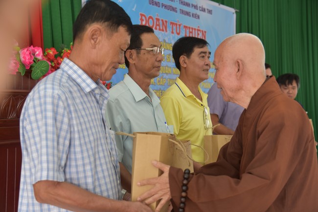 Khám bệnh, cấp thuốc, tặng quà cho đồng bào dân tộc, hộ gia đình có hoàn cảnh khó khăn ở Cần Thơ