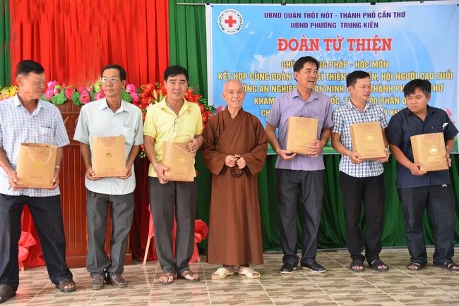 Khám bệnh, cấp thuốc, tặng quà cho đồng bào dân tộc, hộ gia đình có hoàn cảnh khó khăn ở Cần Thơ