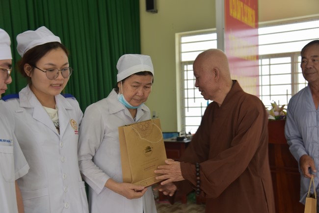 Khám bệnh, cấp thuốc, tặng quà cho đồng bào dân tộc, hộ gia đình có hoàn cảnh khó khăn ở Cần Thơ