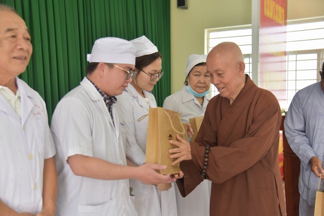 Khám bệnh, cấp thuốc, tặng quà cho đồng bào dân tộc, hộ gia đình có hoàn cảnh khó khăn ở Cần Thơ