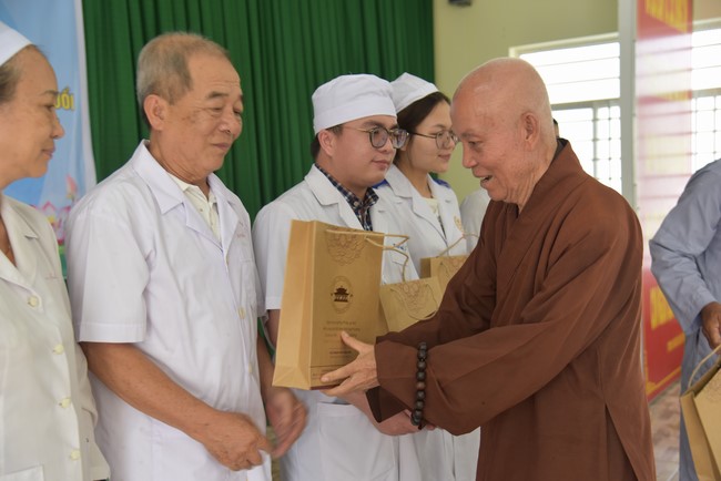 Khám bệnh, cấp thuốc, tặng quà cho đồng bào dân tộc, hộ gia đình có hoàn cảnh khó khăn ở Cần Thơ