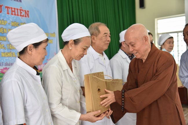 Khám bệnh, cấp thuốc, tặng quà cho đồng bào dân tộc, hộ gia đình có hoàn cảnh khó khăn ở Cần Thơ