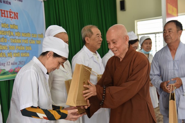 Khám bệnh, cấp thuốc, tặng quà cho đồng bào dân tộc, hộ gia đình có hoàn cảnh khó khăn ở Cần Thơ