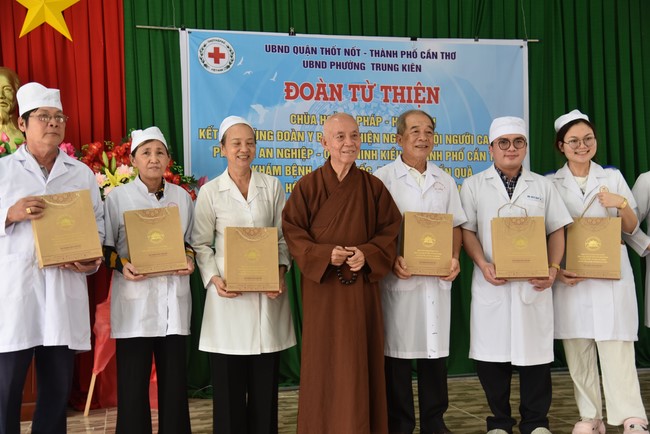 Khám bệnh, cấp thuốc, tặng quà cho đồng bào dân tộc, hộ gia đình có hoàn cảnh khó khăn ở Cần Thơ