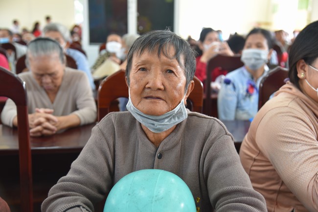 Khám bệnh, cấp thuốc, tặng quà cho đồng bào dân tộc, hộ gia đình có hoàn cảnh khó khăn ở Cần Thơ