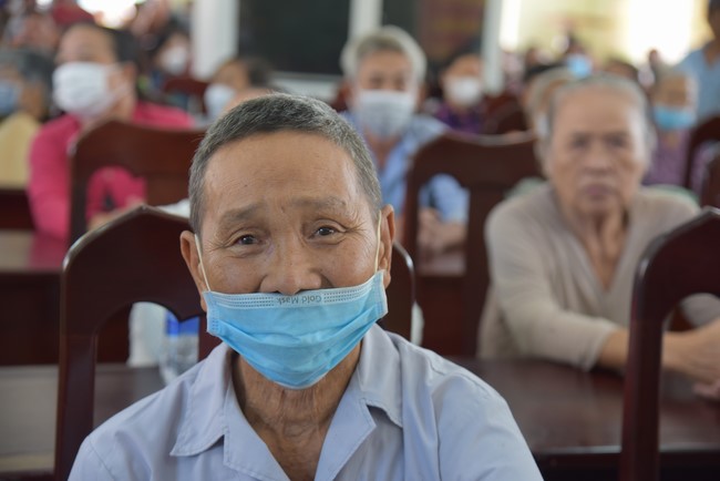 Khám bệnh, cấp thuốc, tặng quà cho đồng bào dân tộc, hộ gia đình có hoàn cảnh khó khăn ở Cần Thơ