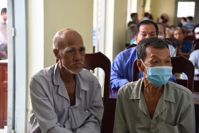 Khám bệnh, cấp thuốc, tặng quà cho đồng bào dân tộc, hộ gia đình có hoàn cảnh khó khăn ở Cần Thơ