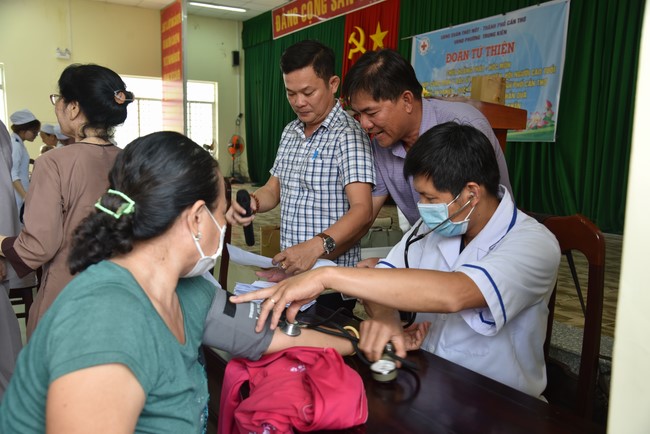 Khám bệnh, cấp thuốc, tặng quà cho đồng bào dân tộc, hộ gia đình có hoàn cảnh khó khăn ở Cần Thơ