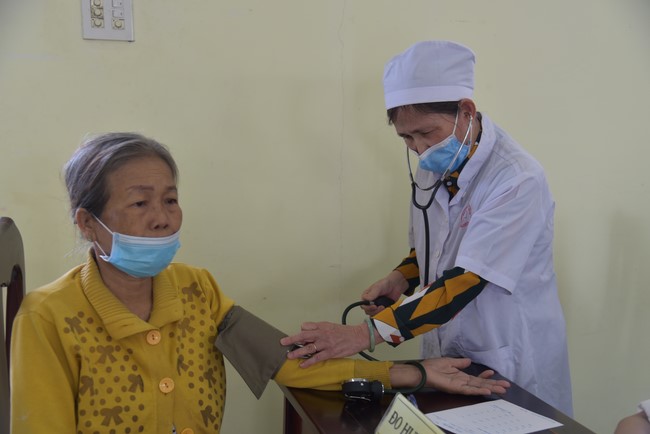 Khám bệnh, cấp thuốc, tặng quà cho đồng bào dân tộc, hộ gia đình có hoàn cảnh khó khăn ở Cần Thơ