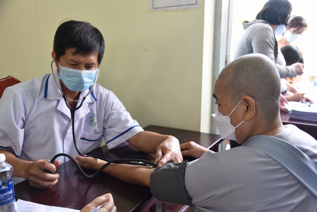 Khám bệnh, cấp thuốc, tặng quà cho đồng bào dân tộc, hộ gia đình có hoàn cảnh khó khăn ở Cần Thơ