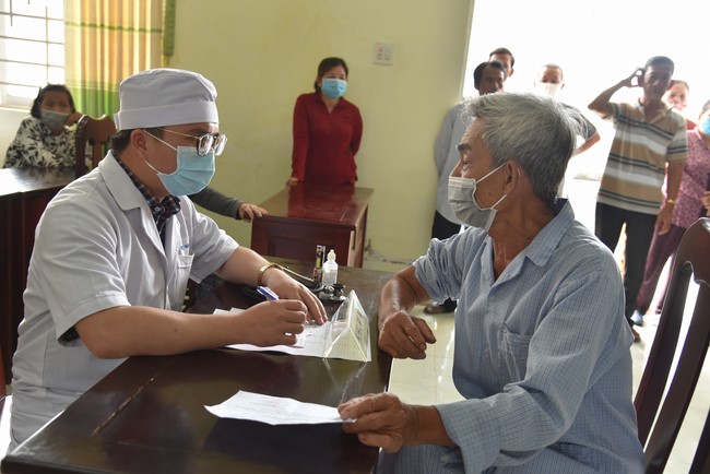 Khám bệnh, cấp thuốc, tặng quà cho đồng bào dân tộc, hộ gia đình có hoàn cảnh khó khăn ở Cần Thơ