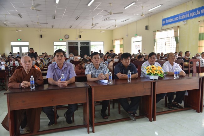 Khám bệnh, cấp thuốc, tặng quà cho đồng bào dân tộc, hộ gia đình có hoàn cảnh khó khăn ở Cần Thơ