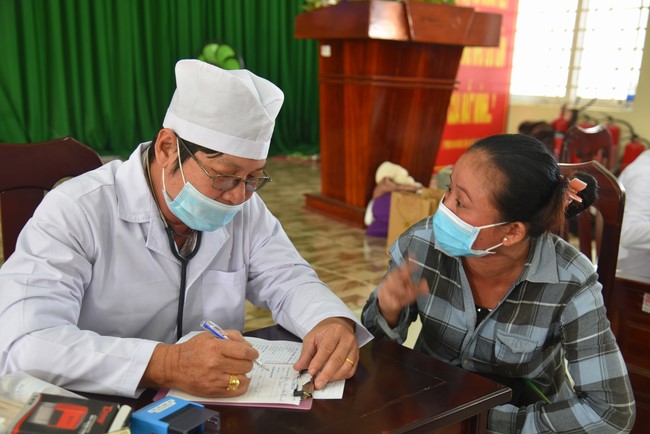 Khám bệnh, cấp thuốc, tặng quà cho đồng bào dân tộc, hộ gia đình có hoàn cảnh khó khăn ở Cần Thơ