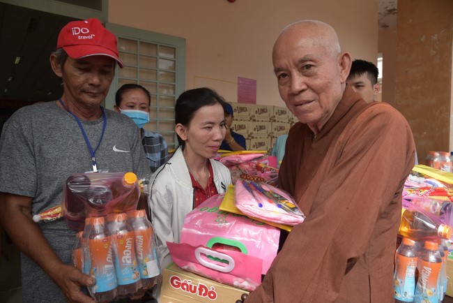 Khám bệnh, cấp thuốc, tặng quà cho đồng bào dân tộc, hộ gia đình có hoàn cảnh khó khăn ở Cần Thơ