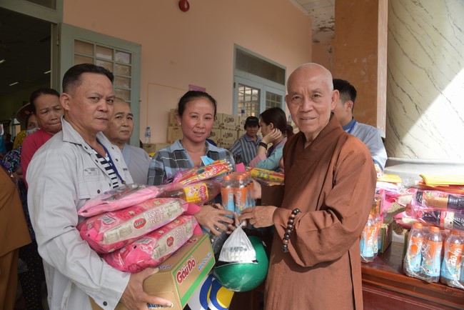 Khám bệnh, cấp thuốc, tặng quà cho đồng bào dân tộc, hộ gia đình có hoàn cảnh khó khăn ở Cần Thơ