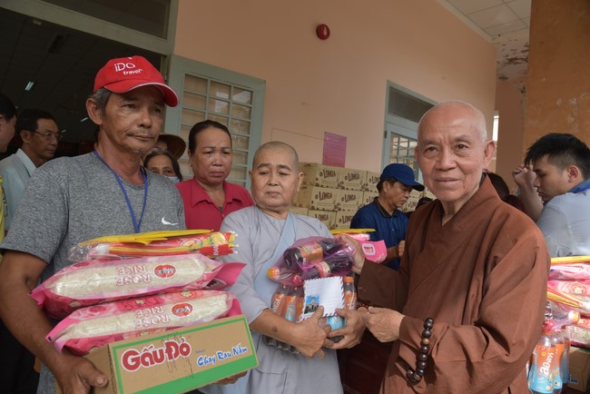 Khám bệnh, cấp thuốc, tặng quà cho đồng bào dân tộc, hộ gia đình có hoàn cảnh khó khăn ở Cần Thơ