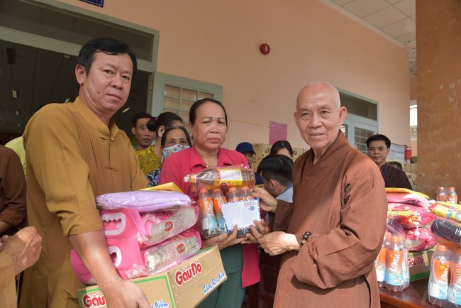 Khám bệnh, cấp thuốc, tặng quà cho đồng bào dân tộc, hộ gia đình có hoàn cảnh khó khăn ở Cần Thơ