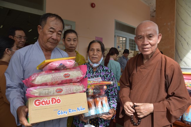 Khám bệnh, cấp thuốc, tặng quà cho đồng bào dân tộc, hộ gia đình có hoàn cảnh khó khăn ở Cần Thơ